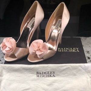 NWT Blush Badgley Mischka flower peep toe heel!